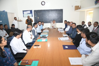 વિછીયાના અમરાપુર ખાતે મંત્રી  કુંવરજીભાઈ બાવળીયાની અધ્યક્ષતામાં આઈ.ટી.આઈ, શ્રમ અને રોજગાર વિભાગના અધિકારીઓ સાથે બેઠક યોજાઇ