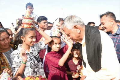 જનકલ્યાણ શિવવંદના પદયાત્રા સંદર્ભે પ્રજાજનોમાં અદમ્ય ઉત્સાહ નાગરિકોનું અભિવાદન ઝીલતા મંત્રી  કુંવરજીભાઈ બાવળીયા ગામલોકો સાથે સંવાદ  ધાર્મિક સ્થળોએ સાધુ-સંતો સાથે ગોષ્ઠિ કરી