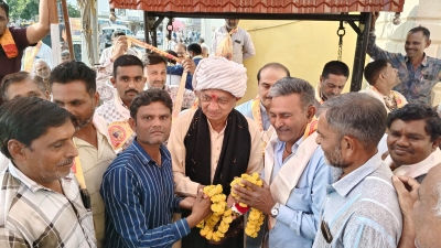 જનકલ્યાણ શિવવંદના પદયાત્રા'ને ઢોલ નગારા સાથે ફુલડે વધાવતું નાના માંડવા ગામ મંત્રી કુંવરજીભાઈ બાવળીયાનું આટીયાળી પાઘડી પહેરાવીને સન્માન કરાયું