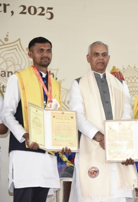 પત્રકાર સમાજ જીવનની આરસી છે પાંચાળ નું ગૌરવ બોટાદના  વિરવાના મયુર વાલાણીનૅ  પત્રકારત્વની માસ્ટર ડિગ્રી મળતા રાજકૉટ પદવિદાન  સમારોહ માં મહામુહીમ રાજ્યપાલ  આચાર્ય દેવવ્રતજીના વરદ હસ્તે ગોલ્ડ મેડલ એનાયત.