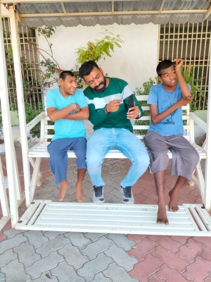 જસદણના યુવા પાટીદાર અગ્રણી હરેશભાઈ છાયાણી ઉર્ફે હકનભાઈ એ પોતાનો જન્મદિવસ અનોખી રીતે ઉજવ્યો પપુજય પ્રેમાનંદજી મહારાજનૅ સાંભળ્યા બાદ સમાજ સેવા માટે એસપીજીને ફંડ આપ્યું