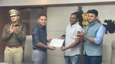 જિલ્લા માર્ગ સલામતી ની બેઠકમાં અકસ્માતમાં મદદરૂપ થનાર ચાર મહાવીરોને પુરસ્કાર પ્રમાણપત્ર અપાયા જસદણના નરેશભાઈ પૉલરા દરેડને પ્રમાણપત્ર એનાયત સમગ્ર રાજકોટ જિલ્લામાં રાષ્ટ્રીય માર્ગ સલામતી માસ તરીકે ઉજવણી કરવામાં આવશે