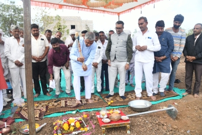 જસદણના શિવરાજપુર ખાતે સરકારી માધ્યમિક શાળાનો ખાતમુહૂર્ત કાર્યક્રમ તથા આંબરડી ક્લસ્ટર લેવલ ફેડરેશનની વાર્ષિક સામાન્ય સભા યોજાઈ મંત્રી બાવળિયાના હસ્તે તેજસ્વી વિદ્યાર્થીઓને શિલ્ડ તેમજ સખી મંડળની બહેનોને નિમણૂક પત્ર, સી.આઇ.એફ. ફંડના ચેક અને પ્રમાણપત્ર અપાયા