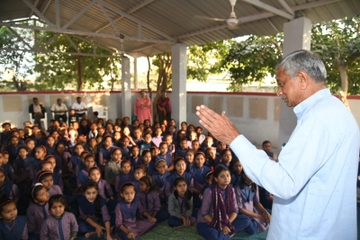 કમળાપુર કન્યા પ્રાથમિક શાળામાં રૂપિયા 70 લાખના ખર્ચે નવા વર્ગખંડોનું લોકાર્પણ થયુ ખૂબ ભણો  આગળ વધો.. સરકાર તમારી સાથે છે બાળકોને ઉજ્જવળ ભવિષ્યની શુભેચ્છા પાઠવતાં મંત્રી  કુંવરજીભાઈ બાવળીયા