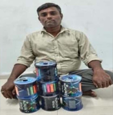 જસદણના લાતી પ્લોટ બારૈયાનગરમાંથી જીવલેણ ચાઇનીઝ દોરીની ૭ ફિરકી સાથે શખ્સ ઝબ્બે છાના ખૂણે અમુક લાલચુ  વેપારીઓ ઘાતક દૉરી વેચતા હોવાની ચર્ચા