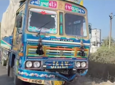 જસદણ આટકોટ  ધૉરી માર્ગ પર ભારવાહક ટ્રકૅ  કાબુ ગુમાવતા ડિવાઈડર કુદી  મૉટરસાઇકલ ને ફંગોળ્યું બાઇક ચાલકનૅ  ગંભીર ઇજા  અકસ્માત સર્જી ટ્રક ચાલક છુ