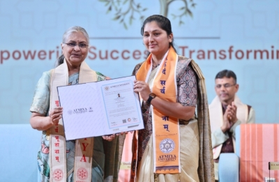 રાજકોટના ખ્યાતનામ ડો મનીષ બાવળીયાના ધર્મપત્ની રિવેરાબેને ડોક્ટરની પદવી પ્રાપ્ત કરતા દીકરી સમાન પુત્રવધુ ને શુભેચ્છા પાઠવતા મંત્રી બાવળીયા