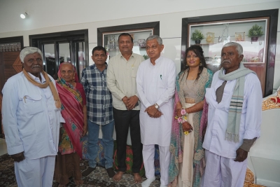 વિછીયાના  શિક્ષણવિદ્ વસંતભાઈ બાવળીયાની દીકરીના શુભ લગ્ન પ્રસંગે મંત્રી કુંવરજીભાઈ બાવળીયા પૂર્વ ધારાસભ્ય ભોળાભાઈ ગોહિલ ઋત્વિકભાઈ મકવાણા ઍ હાજરી આપી