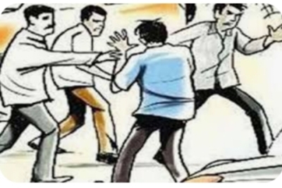 વિંછીયામા વ્યાજખોર નો આતંક ૨૦ ટકા વ્યાજ વસૂલી અનેક યુવાનોને બરબાદ કરી નાખ્યા વ્યાજખોર સામે એસ.પી વિજયસિંહ ગુર્જર એક્શનમાં ત્રણ ગુના નોંધ્યા આરોપીની શોધખોળ  દેવધરીના મુનાભાઈ  શેખ, પ્રકાશભાઈ ખોખર અને પ્રશાંતભાઈ આચાર્યએ પોતાની જરૂરિયાત માટે લીધેલ રૂપિયાનું વ્યાજ ચૂકવ્યું છતાં વધું પૈસા પડાવવા ધમકી આપી માર પણ માર્યો   વિંછીયાના આકડીયાના વ્યાજખોર પ્રદિપ ધાંધલનો આતંક સામે આવ્યો છે. જેમાં ૨૦ ટકા વ્યાજ વસૂલી અનેક યુવાનોને બરબાદ કરી નાંખ્યા છે. વિછીયાના દેવધરીના ત્રણ યુવાનો પાસેથી વ્યાજ ઉઘરાવી વધું પૈસા પડાવવા ધમકી આપી માર પણ મારતાં એસપી વિજયસિંહ ગુર્જર એક્શનમાં આવ્યાં હતાં અને ત્રણ ગુના નોંધી આરોપીની શોધખોળ હાથ ધરી હતી. બનાવ અંગે વિંછીયાના દેવધરી રોજાસરા ગામે રહેતાં પ્રકાશભાઈ ઉકાભાઈ ખોખર (ઉ.વ.૩૦) એ નોંધાવેલ ફરીયાદમાં આરોપી તરીકે કુખ્યાત વ્યાજખોર પ્રદિપ નનકુભાઇ ધાંધલ (રહે. આંકડીયા) નું નામ આપતાં વિંછીયા પોલીસે મનીલેન્ડ સહિતની કલમ હેઠળ ગુનો નોંધી તપાસ આદરી હતી.