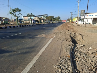 જસદણ આટકોટ ફોરલેન રોડ પર બેદરકારી બ્યુટીફિકેશન બાદ કેબલ નાખવા માટે રોડનું ખોદકામ માટીના થરથી અકસ્માતનો ભય