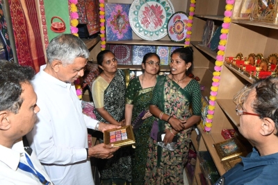 રાજકોટ ઇન્ટરનેશનલ એરપોર્ટ ખાતે અવસર પ્રોજેક્ટ અંતર્ગત ફાળવાયેલા સખી સ્વદેશી માર્ટનું ઉદ્ઘાટન કરતા મંત્રી  કુંવરજીભાઈ બાવળીયા