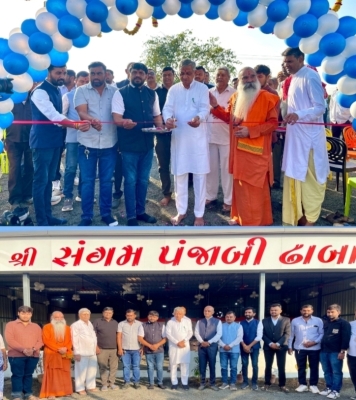 આટકોટમાં મારુતિ પેટ્રોલિયમના નવ પ્રસ્થાન તથા સંગમ પંજાબી ઢાબાના ઉદ્ઘાટન પ્રસંગે મંત્રી  બાવળીયા તથા સંતોએ ઉપસ્થિત રહી શુભકામનાઓ પાઠવી