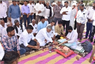 વીછીયાના મોઢુકા દેવધરી પાટીયાળી માં  રૂ.૯૦ લાખના ખર્ચે બનેલ  સુવિધાપથ સી.સી.રોડનું મંત્રી કુંવરજીભાઈ બાવળીયાએ ખાતમુહૂર્ત કર્યું