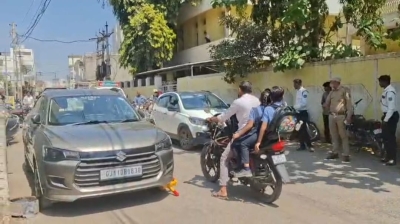 જસદણની મૅઇન બજારમાં ટ્રાફિકને નડતરરૂપ વાહનોનું હવૅ આવી બન્યું આડેધડ વાહન પાર્ક કરનારા સામે પોલીસની લાલ આંખ  લોક કરી દંડનો કોરડો વિંજીતા ફફડાટ