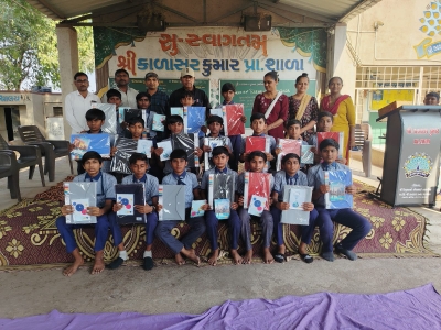 જસદણના કાળાસર ની કુમારશાળામાં  વિદ્યાર્થીઓના વિદાય સમારંભમાં  ફોલ્ડર ફાઈલ  નૉટબુક સાથૅ બાળકોને મનગમતું ભોજન કરાવ્યું  