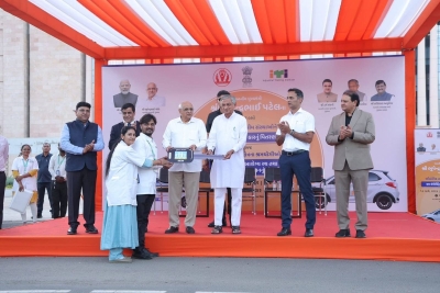 ગાંધીનગરમાં મુખ્યમંત્રી  ભૂપેન્દ્ર પટેલે ઔદ્યોગિક તાલીમ સંસ્થાઓને 40 ઇલેક્ટ્રિક કારનું વિતરણ કર્યું શ્રમ મંત્રી કુંવરજીભાઈ બાવળીયાની  ઉપસ્થિતિ