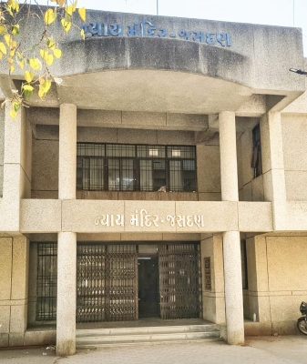 જસદણ ન્યાય મંદિર ખાતે રાષ્ટ્રીય લોક અદાલતમાં સમાધાન કારી અભિગમ ન કોઈની હાર  ન કોઈની જીતના સૂત્ર સાથે 442 કેસનો નિકાલ કરાયો