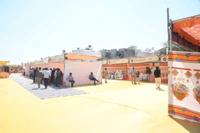 રાજકોટ જિલ્લાના જસદણ સહિત શહેરોમાં યોજાયેલા શોપિંગ ફેસ્ટિવલમાં લોકોએ ૧૩ લાખથી વધુની ખરીદી કરી હસ્તકલાથી લઈને અવનવી વસ્તુઓનું વેચાણ