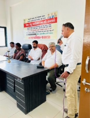 જસદણ પાલિકા પ્રમુખ જીતેન્દ્ર છાયાણી ના અધ્યક્ષ સ્થાને સેવાસેતુ કાર્યક્રમ યોજાયો  અરજદારોના યોજના કય બોરમાં ભરાયા પ્રશ્નોનો સ્થળ પર નિકાલ કરાયો