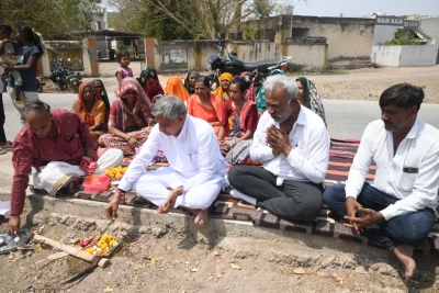 જસદણના કાનપરમા રૂ. ૧ કરોડના ખર્ચે નિર્માણાધીન પુલની અચાનક મુલાકાત લેતા મંત્રી  કુંવરજીભાઈ બાવળીયા ગોંડલના મોટા દડવામા નવી બનેલ  આંગણવાડીનું ખાતમુહૂર્ત અને પૂર સંરક્ષણ દિવાલનું નિરીક્ષણ કર્યું