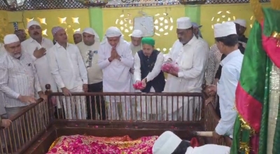 જસદણમા જુમ્મા મસ્જિદ અને ઇદગાહ પર   શાંતિપૂર્ણ  નમાઝ અને ખાસ દુઆ કરી મંત્રી કુંવરજીભાઈ બાવળીયાઍ મુસ્લિમ બિરાદરોને મુબારકબાદી પાઠવી