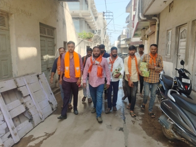 જસદણ શહેર યુવા ભાજપ દ્વારા વિશ્વ ચકલી દિવસ નિમિત્તે   પક્ષીના માળા પાણીના કુંડાનુ વિતરણ કારાયુ