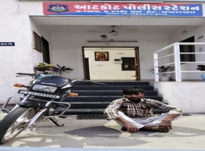 આટકોટના જુના બસ સ્ટેન્ડ પાસૅથી મોટરસાયકલ ચોરી કરનાર શખ્સને મુદ્દામાલ સાથે રાજકોટ રૂરલ એલસીબીએ ઝડપી પાડ્યો