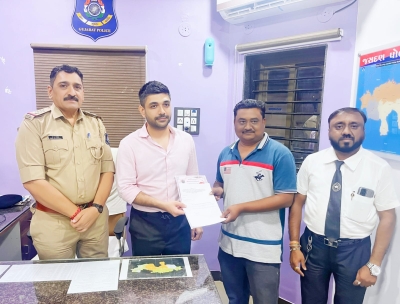 જસદણના વેપારીની ઈમાનદારી પોતાના ખાતામાં ૨,૪૯,૪૦,૫૫૪/- રૂપિયા આવતા પોલીસ તથા એડવોકેટ અને આગેવાનોની હાજરીમાં મૂળ માલિકને પરત કરી  પ્રમાણિકતા દાખવી 