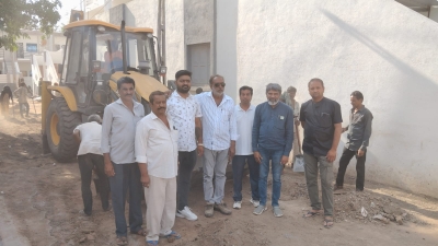 જસદણના વોર્ડ નં 6 હરે કૃષ્ણનગરમાં રોડનું કામ શરૂ થતાં લોકોમાં રાહત ગુણવત્તા યુક્ત કામ થાય તૅ અંગૅ કોર્પોરેટર અશોકભાઈ ધાધલ પી,વી ભાયાણીનુ સતત મોનેટરીંગ