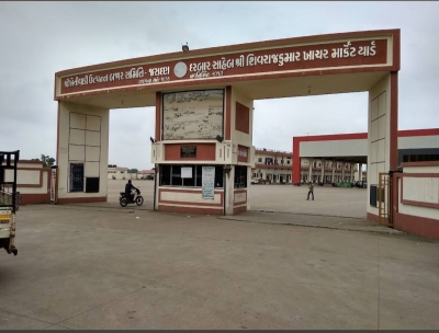 જસદણ માર્કેટિંગ યાર્ડમાં માવઠાની આગાહીને પગલે ખુલ્લામાં  જણસી ઉતારવા દેવામાં આવશે નહીં
