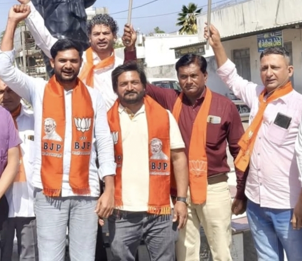 જસદણમાં મલ્લિકાર્જુન ખડગેના ગુજરાતીઓ અભણ અને મૂર્ખ છૅ તૅવા બફાટ ના વિરોધમાં ભાજપના મૌન ધરણા