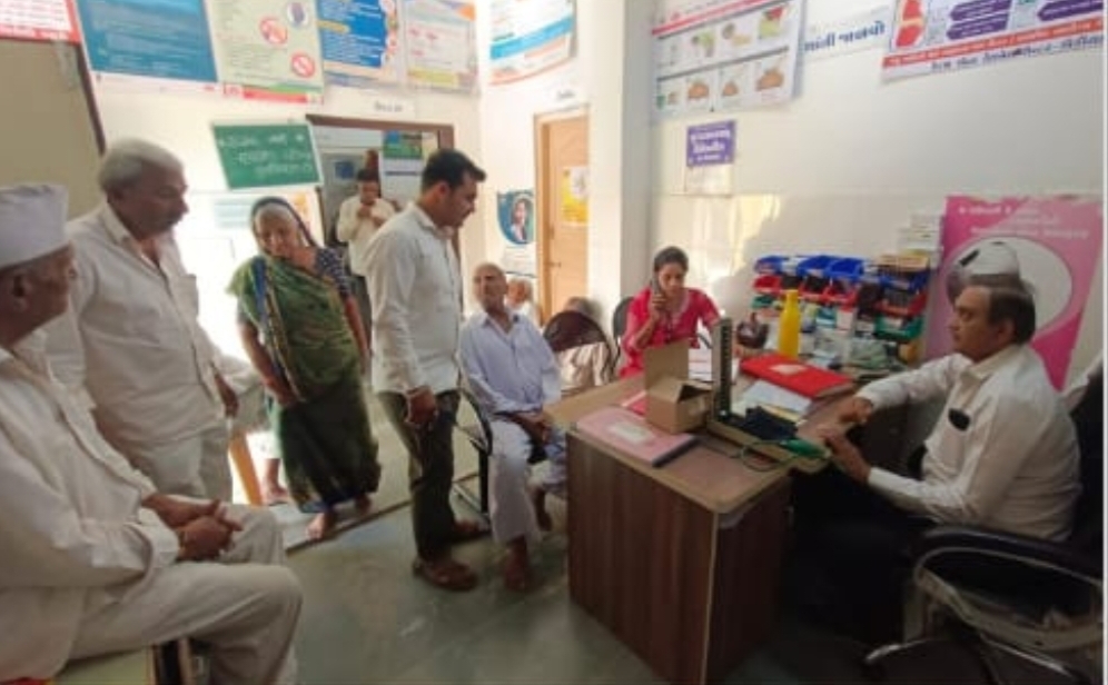 જસદણના ડોડીયાળા આરોગ્ય કેન્દ્ર ખાતે  ટીબી નિદાન કેમ્પ મા એક્સ-રે હેન્ડ હેલ્ડ મશીન દ્વારા વડીલોનું સ્થળ પર જ ટેસ્ટિંગ કરાયું