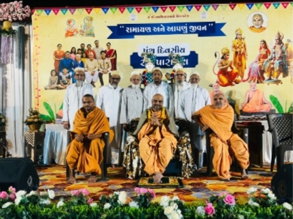 જસદણમાં રામાયણ આપણું જીવન કથામાં   દાઉદી વ્હૉરા સમાજ તથા સુન્ની મુસ્લિમ  રાબિરાદરો પધાર્યા આંતરરાષ્ટ્રીય વક્તા જ્ઞાન નયન સ્વામીનું સન્માન કર્યું 