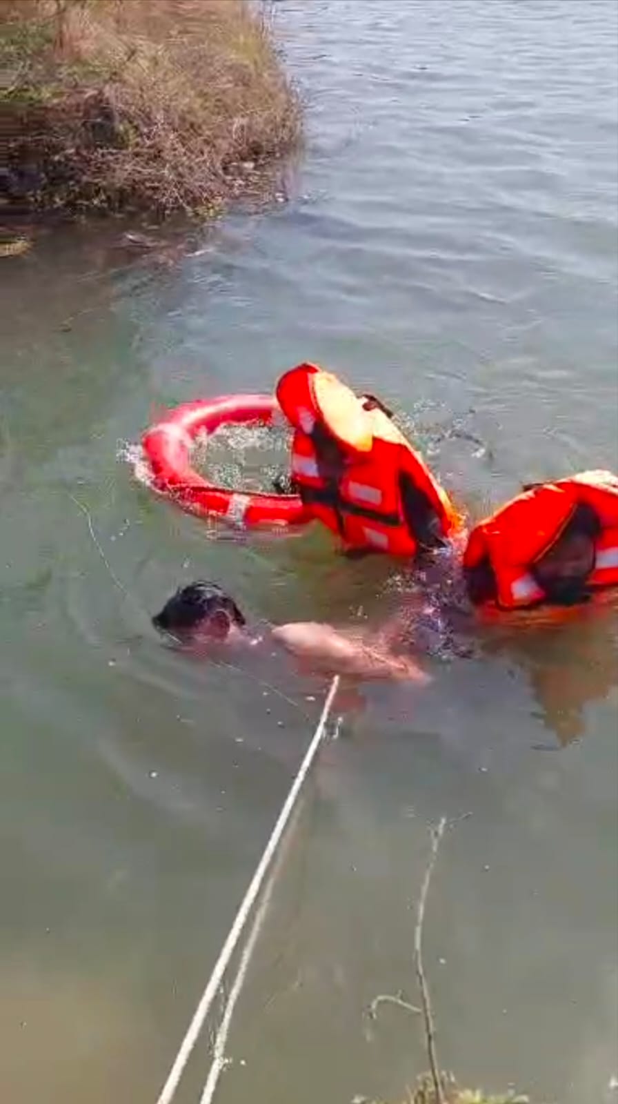 પાંચવડા ગુંદાળા ચેકડેમમાં  બે યુવાનો ડૂબ્યા જસદણ ફાયર ટીમૅ રેસ્ક્યુ કરી એકનૅ બચાવ્યો એકનું મોત  નાહવા જતાં અકસ્માત સર્જાયો