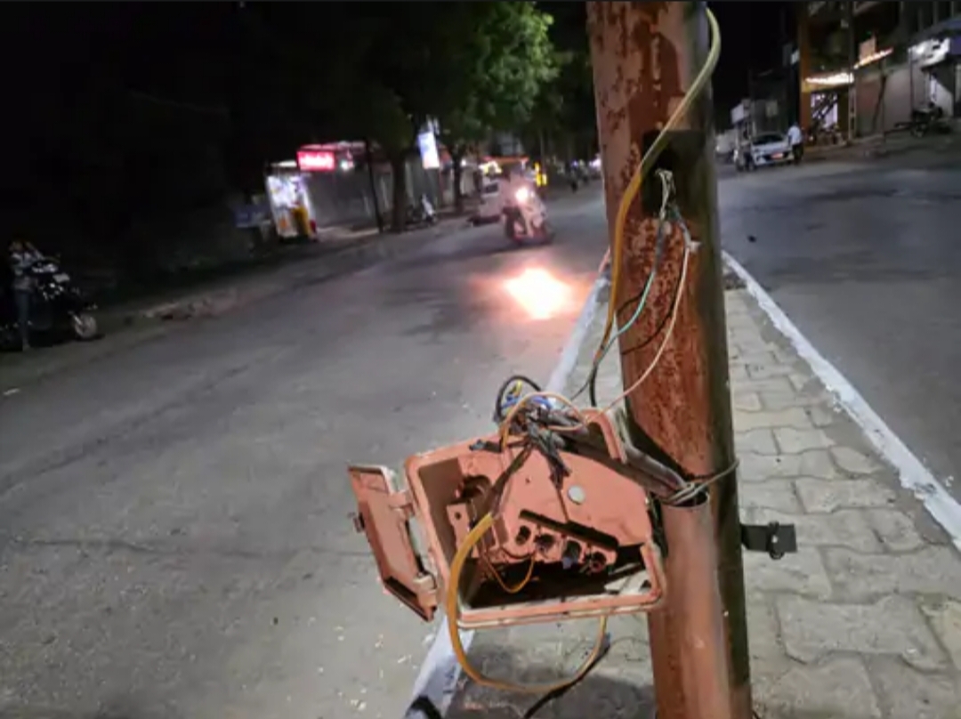 જસદણમાં ધરમ પબ્લિસ પબ્લિસિટી પાસે ખુલ્લા વીજ વાયર  અકસ્માત નો ભય સ્થાનિકોની રજૂઆત છતા તંત્રનું ભેદી મૌન