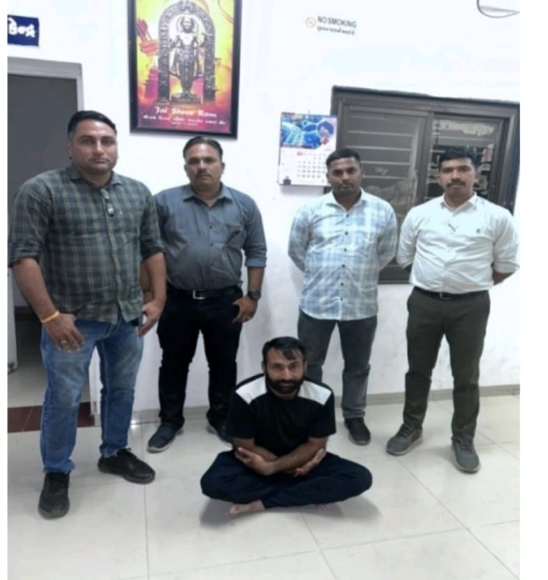 આટકોટના વ્યાજખોરી અને લોહીયાળ મારામારીના ગુનામાં બે મહિનાથી નાસતો ફરતો આરોપી ઝડપાયો