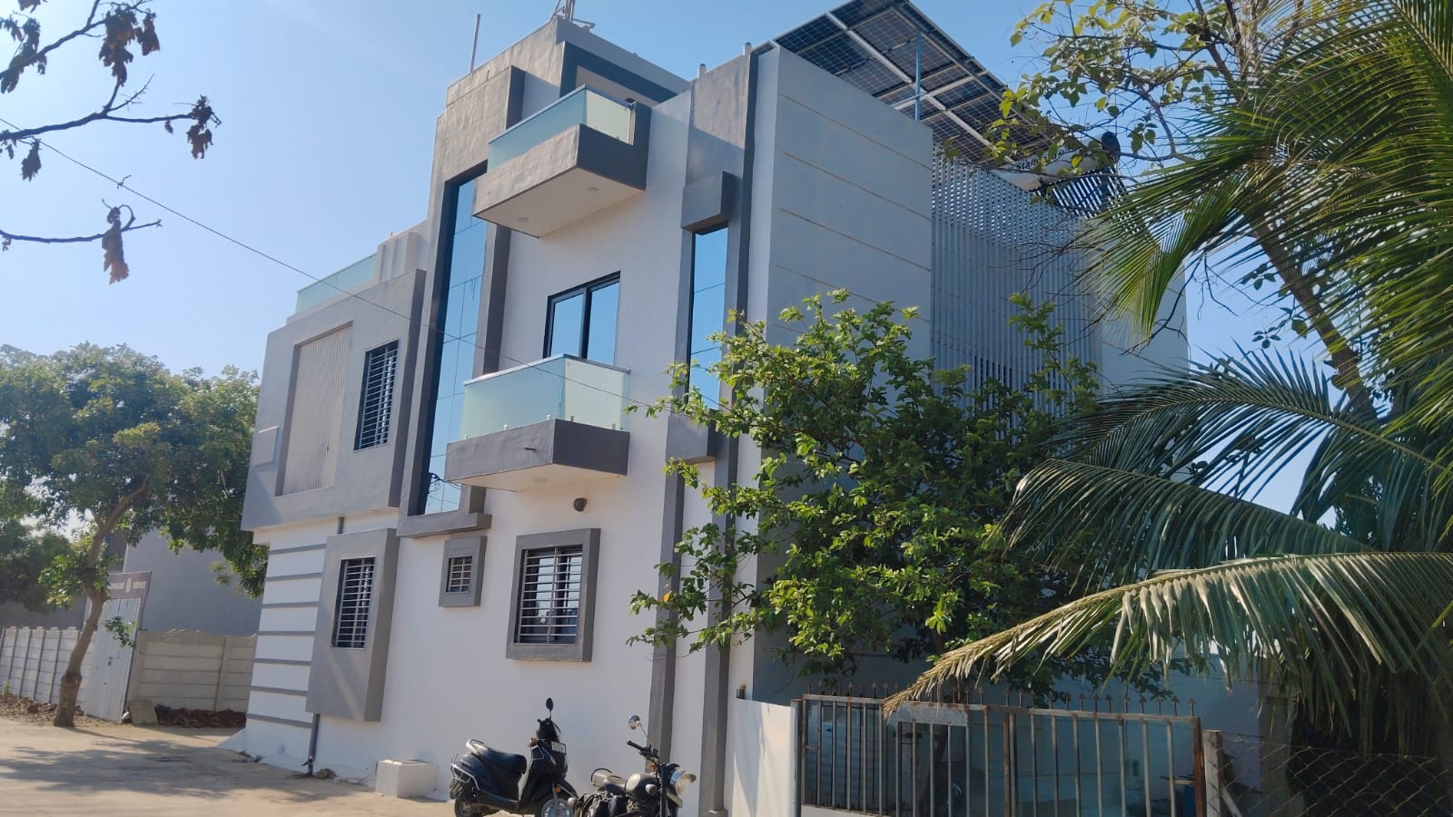 જસદણના પૂર્વ નગર સેવક પત્રકાર નરેશભાઈ ચોહલીયાના જય અંબાજીમાં નિવાસ  ગૃહ પ્રવેશ વાસ્તુ યજ્ઞ પ્રસંગે  વિવિધ શ્રેણીના આગેવાનોની ઉપસ્થિતિ