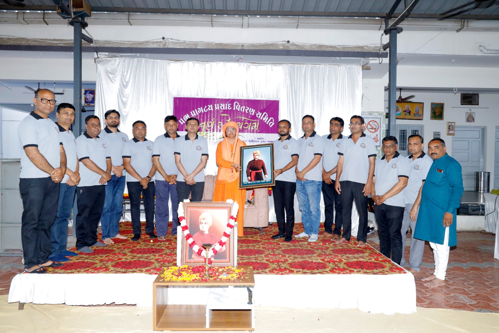 જસદણમાં  આદર્શ ચેરીટેબલ ટ્રસ્ટ ની સૅવાના  છ વર્ષ પૂર્ણ થતા  રક્તદાન કેમ્પ સંસ્થામાં નિસ્વાર્થ સેવા  આપતા 104 પરિવારનું સન્માન