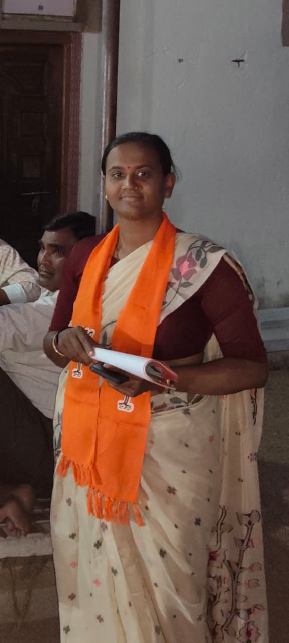સ્થાનિક સ્વરાજની ચૂંટણીમાં મતદાનની અપીલ કરતાં જસદણ તાલુકા મહિલા મોરચા પ્રમુખ ગીતાબેન છાયાણી