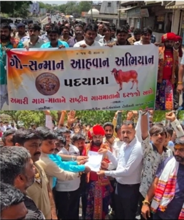 જસદણમાં ગૌમાતાને રાષ્ટ્રીય માતા જાહેર કરો ભરવાડ અને રબારી સમાજ  દ્વારા રામધુન બોલાવી  રેલીના સ્વરૂપે   પ્રાંત કચેરીએ  આવેદન  પાઠવ્યું 