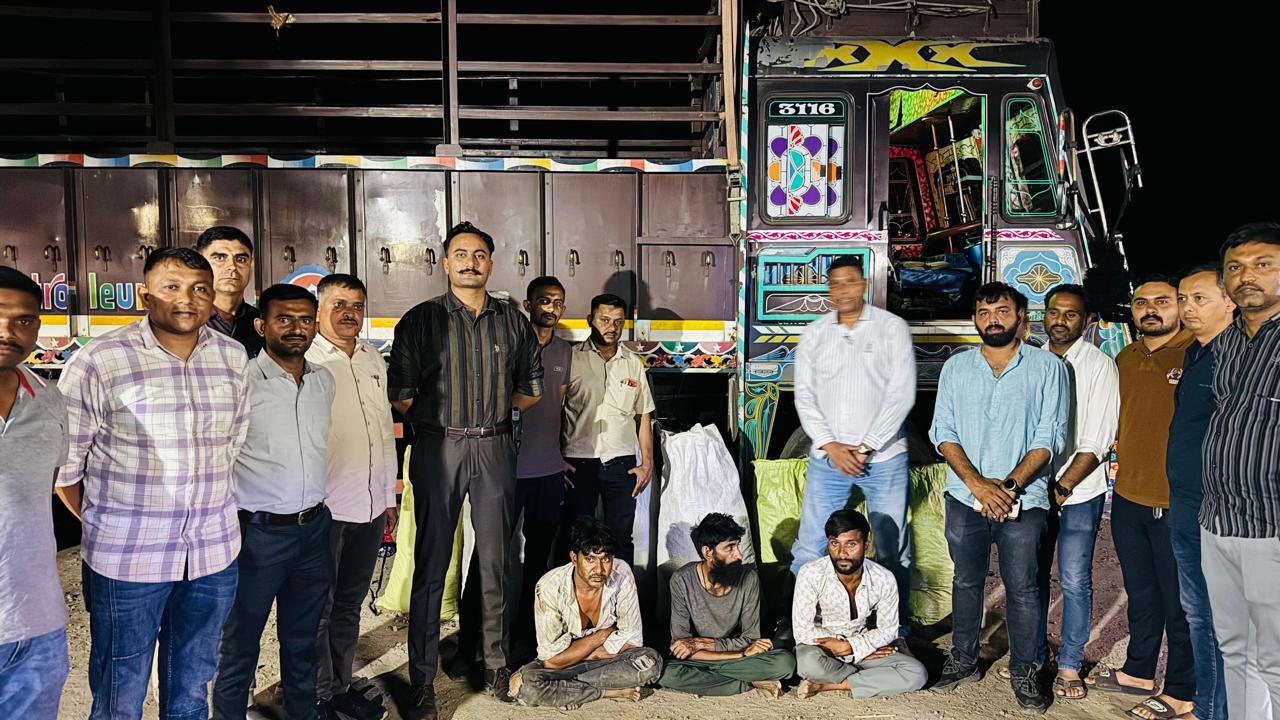 શીવરાજપુર ગામ પાસૅ રૂરલ એસઓજીની  મોટી કાર્યવાહી ટ્રકમાંથી 108 કિલો ગાંજાના જથ્થા સાથૅ   ત્રણ શખ્સોની ધરપકડ