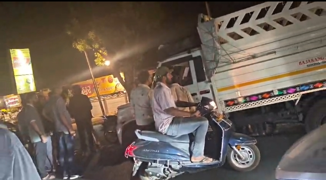 જસદણની ખાનપર ચોકડી કોટડીયા હોસ્પિટલ પાસે બોલેરો અને કાર વચ્ચે અકસ્માત સર્જાતા અફરાતફરી