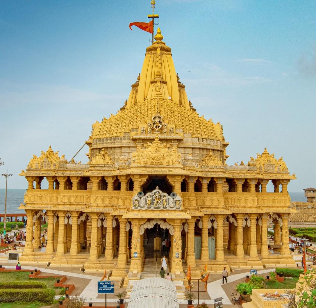 સોમનાથ મંદિર  સંસ્કૃતિ, વાસ્તુશાસ્ત્ર અને શિલ્પ કલાનો અદભૂત સંગમ ચારેય યુગમાં નિર્માણનો ઉલ્લેખ થયેલું એકમાત્ર શિવ મંદિર