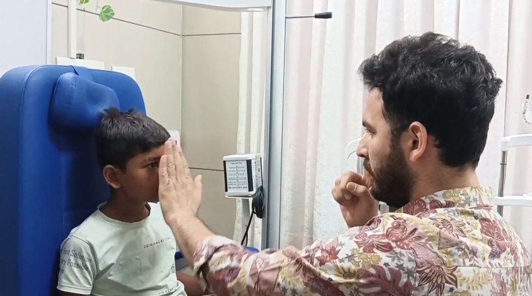 વીરનગરનમા દૅશી ગીલોળ થી રમતા 10 વર્ષના બાળકને આંખમાં ખીલ્લી ખૂપી ગઈ આટકોટ કૅડીપી હોસ્પિટલના, 4 સર્જનની ટીમે ઓપરેશન કરી જીવ બચાવ્યો