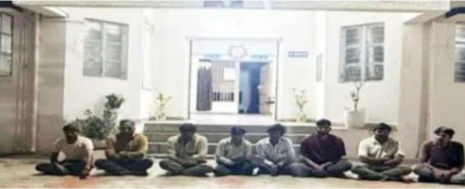 વિંછિયાના ગુંદાળા અને અરણીની સીમમાં ચાલતાં જુગારધામમાં દરોડો પત્તા ટીચતા 13 શખ્સો ઝડપાયા
