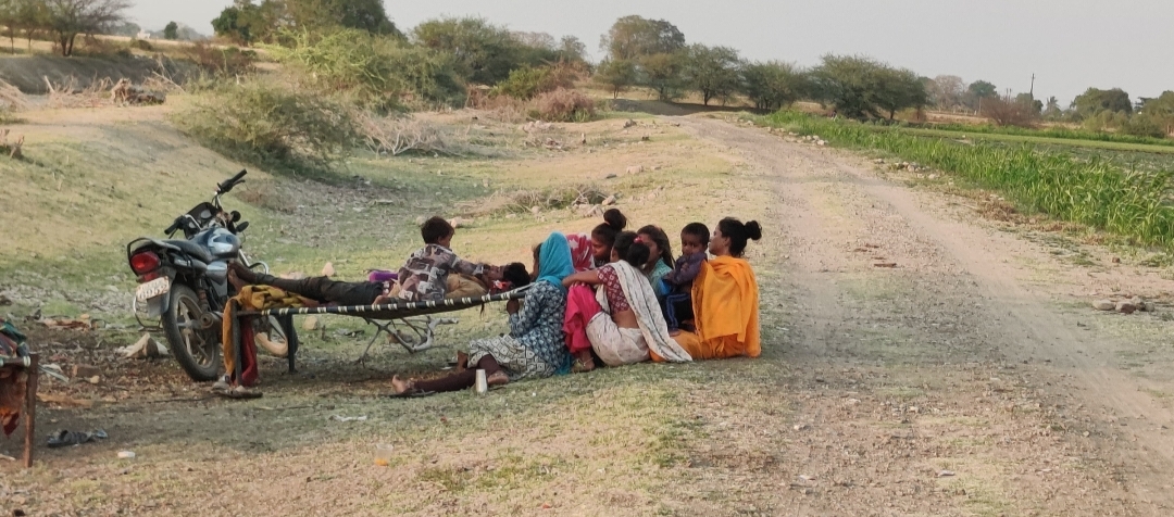 ટેકનોલોજીના યુગમાં માણસ એકલતા તરફ ધકેલાતો જાય છે ત્યારે એક મોબાઈલ અને આખું ઘર, અહીં ડિજિટલ દુનિયામાં પણ એકતા