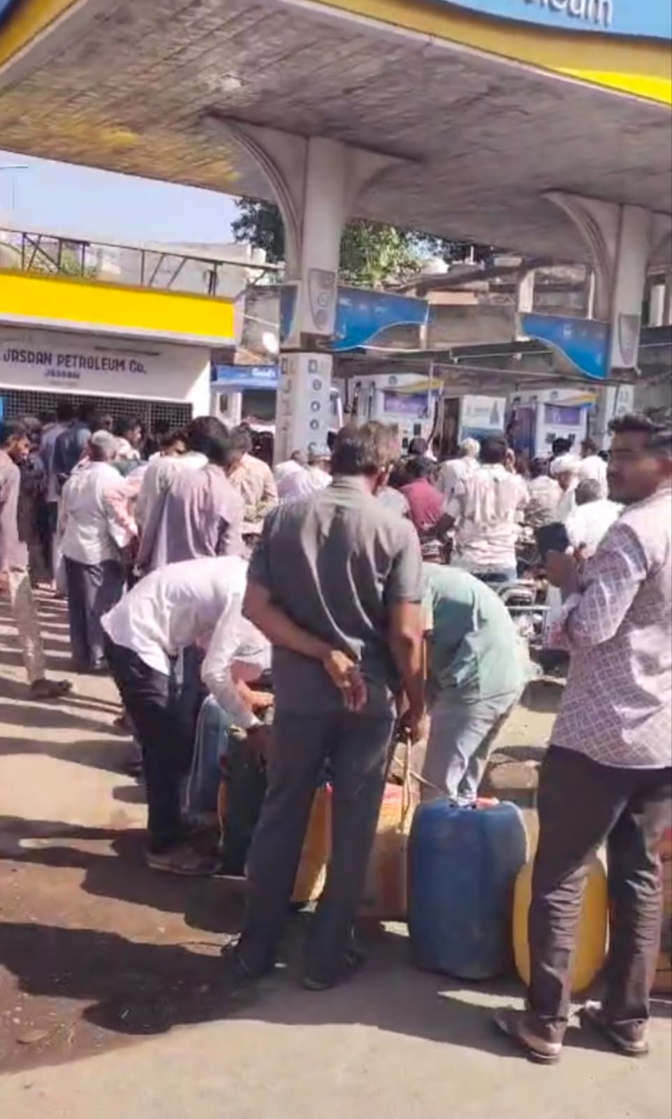 જસદણમાં ખેડૂતો વાહન ચાલકો ઍ   ડીઝલ માટે બળબળતા તડકામાં બેરલ કૅરબા સાથે લાંબી કતારો લગાવી 