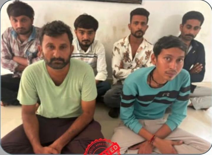 જસદણમાં સ્ટ્રીટ લાઈટના અજવાળે જુગાર  રમતા છ બાજીગરો ઝડપાયા એક જુગારી ફરાર