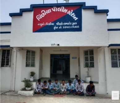વીંછીયાના મોઢુકા ગામે ગોળ કુંડાળુ કરી તીન પત્તીનો જુગાર રમતા  9 બાજીગરોને પોલીસે ઝડપી પાડ્યા