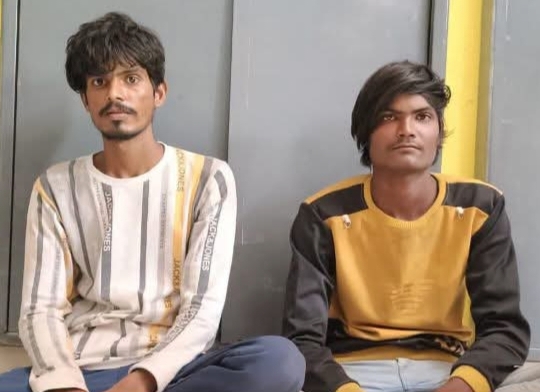 જસદણના ક્રાંતિ નગારાના કારખામા ચોરી કરનાર બંસી અને મેરુ નામના બૅ સ્થાનિક તસ્કરો ઝડપાયા